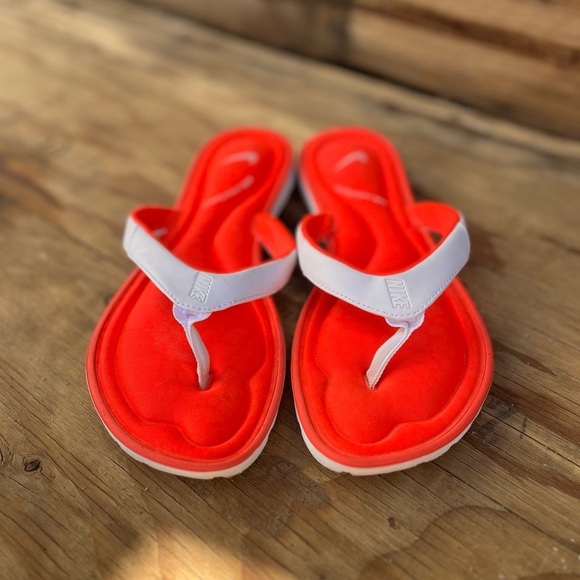 NIKE | Women's Solarsoft Comfort Thong Bright Crimson/White 10 - Picture 2 of 7